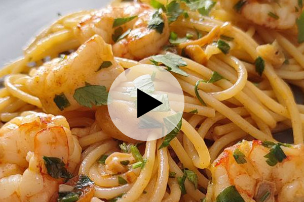 ¡Bienvenido a nuestra cocina! Hoy te enseñaré a preparar unos exquisitos Espaguetis al Aglio e Olio con Gambas, una receta clásica de la cocina