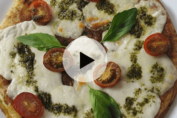 Tortilla con mozzarella, pesto y tomate