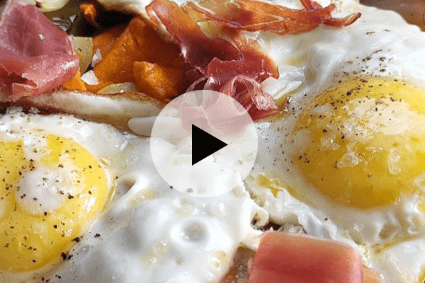 Huevos con Jamón sobre Patatas y Boniatos al Horno