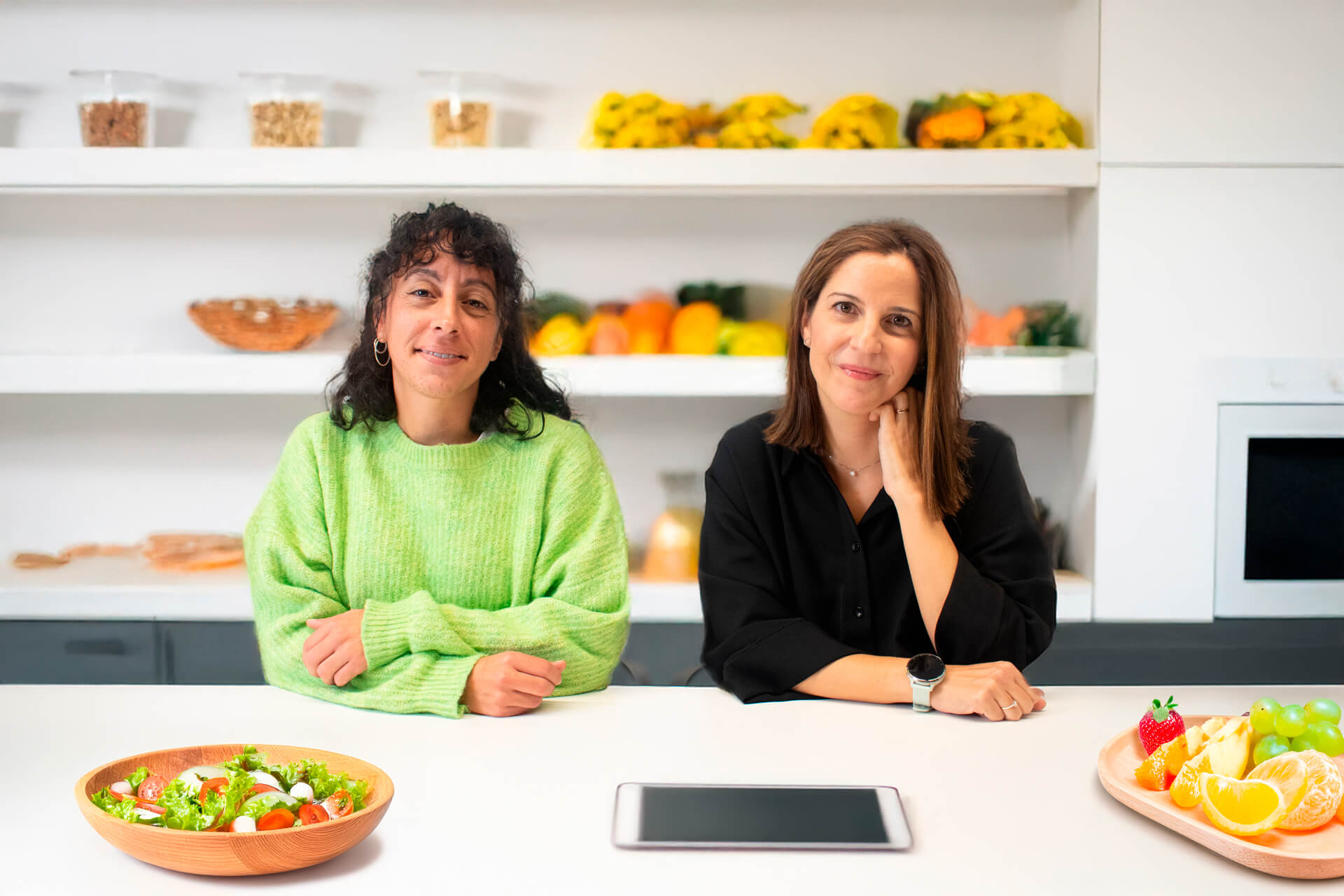 dos con estantes tablet ensalada fruta madera Quiénes somos