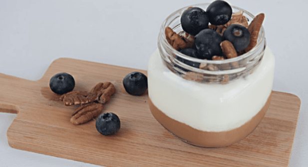 Yogur con compota de manzana y nueces