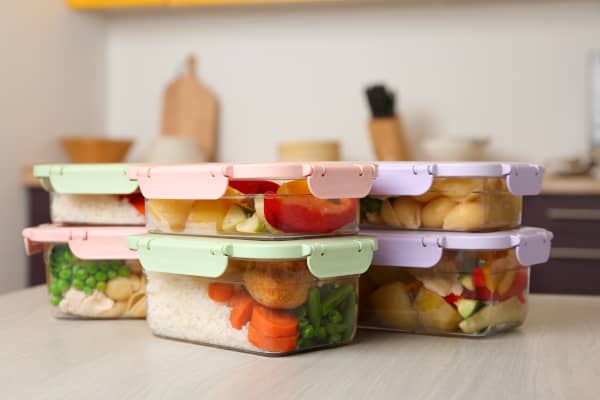 disruptores endocrinos Peligro en el Tupper: Cómo Evitar los Disruptores Endocrinos en tu Cocina