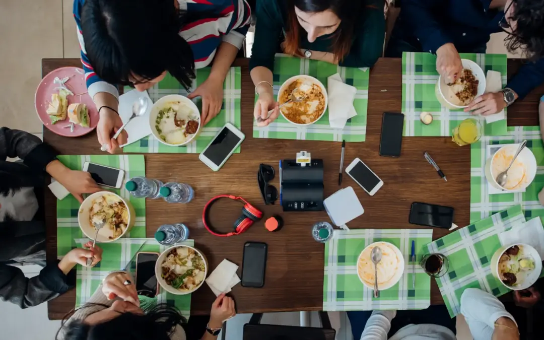 ¿Comer viendo la tele? Los beneficios de una comida sin pantallas